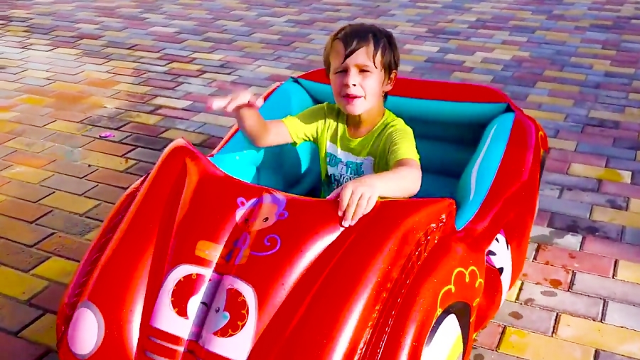 اسباب بازی ها و خانواده مهربان - فیلیپ و ساشا و بادکنک های آبی